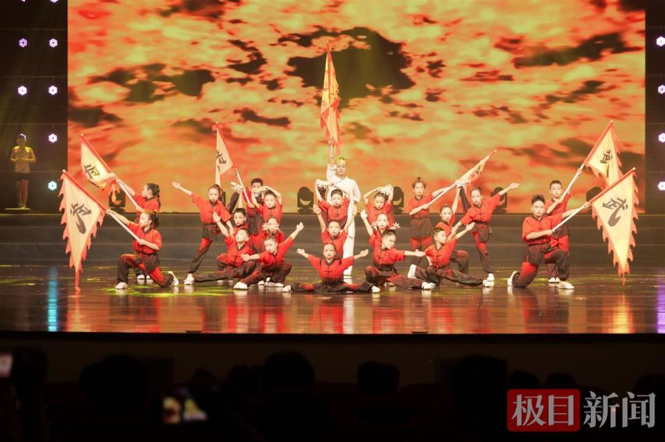 和俱乐部广, 工作人员和, 通讯员李慧
